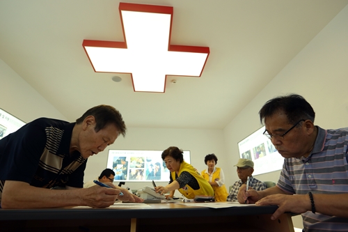 ２５日離散家族が大韓赤十字社嘆願室で対面申込書を作成している。（写真＝中央日報ＤＢ）