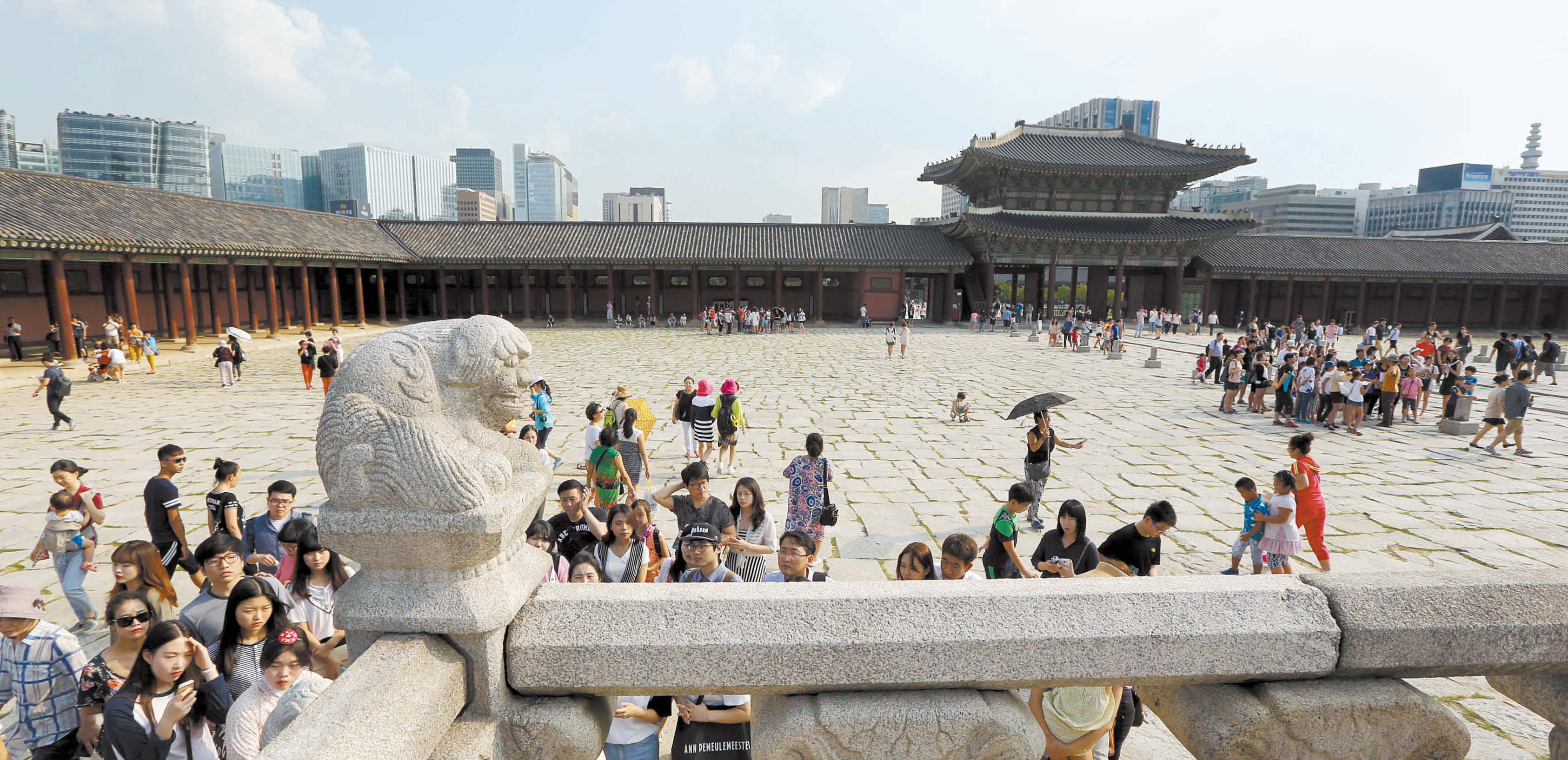 景福宮を観覧する中国人団体観光客。