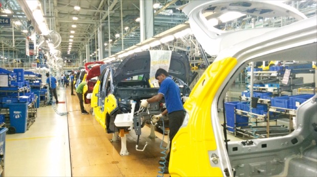 インド・チェンナイにある現代自動車インド法人工場で現地の職員が部品を組み立てている。
