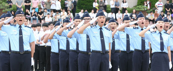 １日、永進専門大学で開かれた空軍副士官学区団（ＲＮＴＣ）創設式で候補生が敬礼をしている。