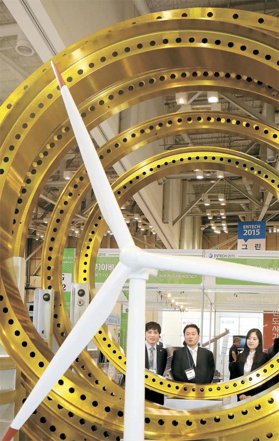 ２日、釜山ＢＥＸＣＯで開かれている「２０１５国際環境・エネルギー産業展」の（株）テウンのブースで世界最大サイズの７ＭＷ級海上風力発電用設備を見学している覧客。