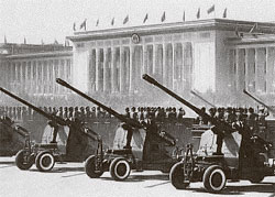 １９５９年１０月１日に天安門広場で開かれた建国１０周年閲兵式。毛沢東が閲兵した。当時のソ連共産党書記長フルシチョフも出席した。（中央フォト）
