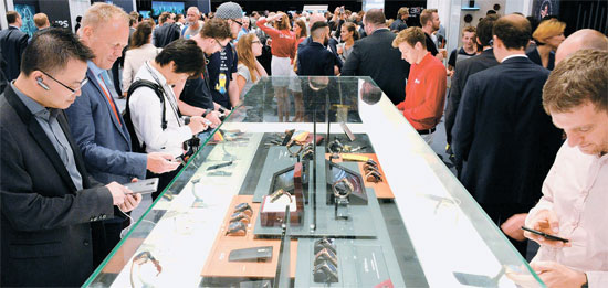 ＬＧ電子はドイツ・ベルリンで開かれた「ＩＦＡ２０１５」で、最先端技術のウェアラブルデバイスと主要戦略スマートフォンを展示した。５日に展示場を訪れた観覧客が製品を体験している。（写真＝ＬＧ電子）