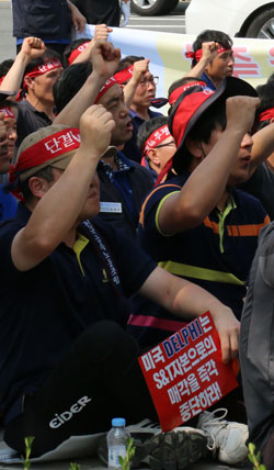 韓国デルファイ労組組合員が先月２８日、昌原市（チャンウォンシ）のＳ＆Ｔ重工業本社前でＳ＆Ｔのデルファイ買収に反対するデモを行った。労組は「Ｓ＆Ｔに売却されればゼネストを行う」と主張した。（写真＝Ｓ＆Ｔ重工業）