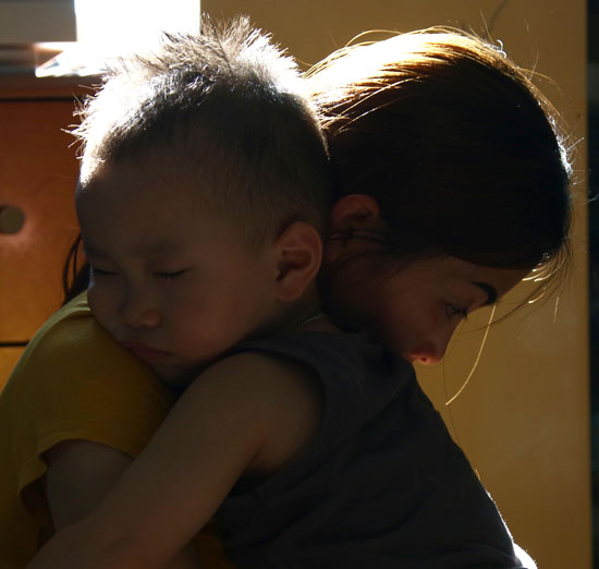 無国籍の３歳児レポン。不法滞留者のベトナム人の母親はレポンを韓国で教育を受けさせたいと思っている。