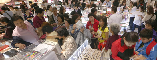 中国人観光客をはじめとする外国人がソウル・小公洞のロッテ免税店で韓国化粧品を購入している。数年前にこのように売れていた韓国化粧品は中国と東南アジア市場で合理的な価格と品質が良いという評判で「Ｋビューティー」熱風を生んだ。