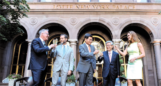 ロッテグループが６月に買収したニューヨーク・マンハッタンのザ・ニューヨークパレスホテルの看板を「ロッテニューヨークパレスホテル」に掛け替える行事が１６日に開かれた。写真左からロッテニューヨークパレスホテルのジョン・トルバート総支配人、ニューヨーク市観光マーケティング協会のフレッド・ディクソン会長、キム・ギファン駐ニューヨーク総領事、ロッテホテルのソン・ヨンドク社長、女優のブルック・シールズ。ブルック・シールズは主要顧客として行事に招かれた。（写真＝ロッテホテル）