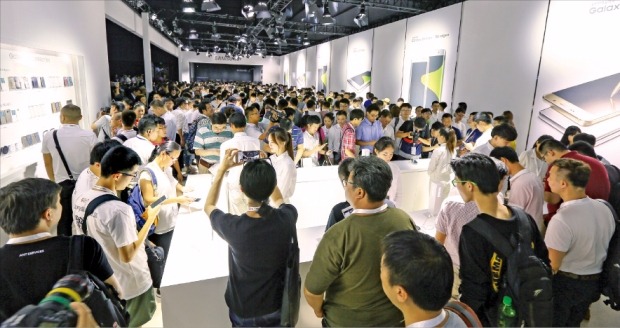 サムスン電子は先月１９日、中国の上海エキスポセンターで新製品ギャラクシーノート５とギャラクシーＳ６エッジプラスを公開した。現地の報道機関、協力会社の関係者と消費者が製品を使ってみている。（写真＝サムスン電子提供）