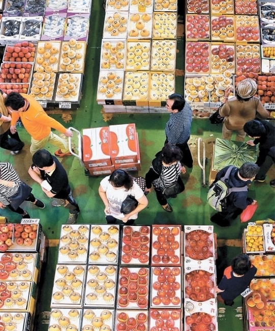２０日、釜山海雲台区の盤如農産物卸売市場で市民らが果物を購入している。