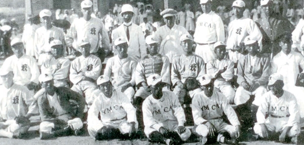 １９１２年ＹＭＣＡ－早稲田大、初の遠征韓日戦（０－２３敗）。ＹＭＣＡ野球団の様子。日本にわたり早稲田大学野球部と韓日戦を行った。