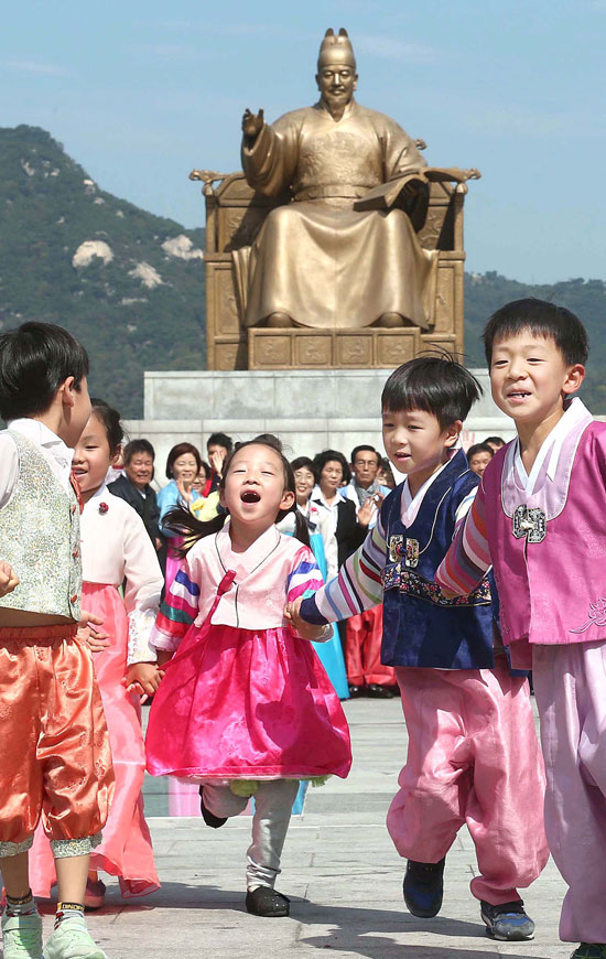 ２４日、光化門広場で「秋夕伝統韓服を着ようキャンペーン」がソウル鍾路区庁の主催で開かれた。韓服を着た子どもが行進している。
