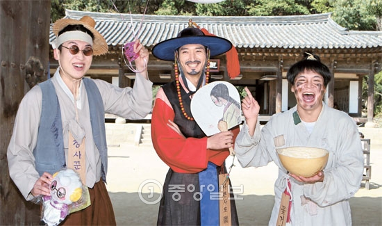 韓国民俗村で「異色アルバイト」として人気を集ている（左から）行商人のシン・ドンヒョクさん（２６）、悪代官のキム・タクさん（３０）、乞食のキム・ジョンウォンさん（２７）。