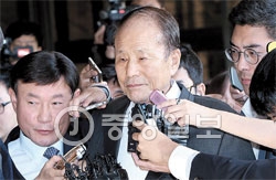 李相得元セヌリ党議員が５日、調査を受けるためソウル中央地検庁舎に入っている。