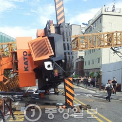 先月１６日に倒れた仁川市（インチョンシ）のタワークレーンは２０年間、安全点検を受けていなかった。（写真＝中央フォト）