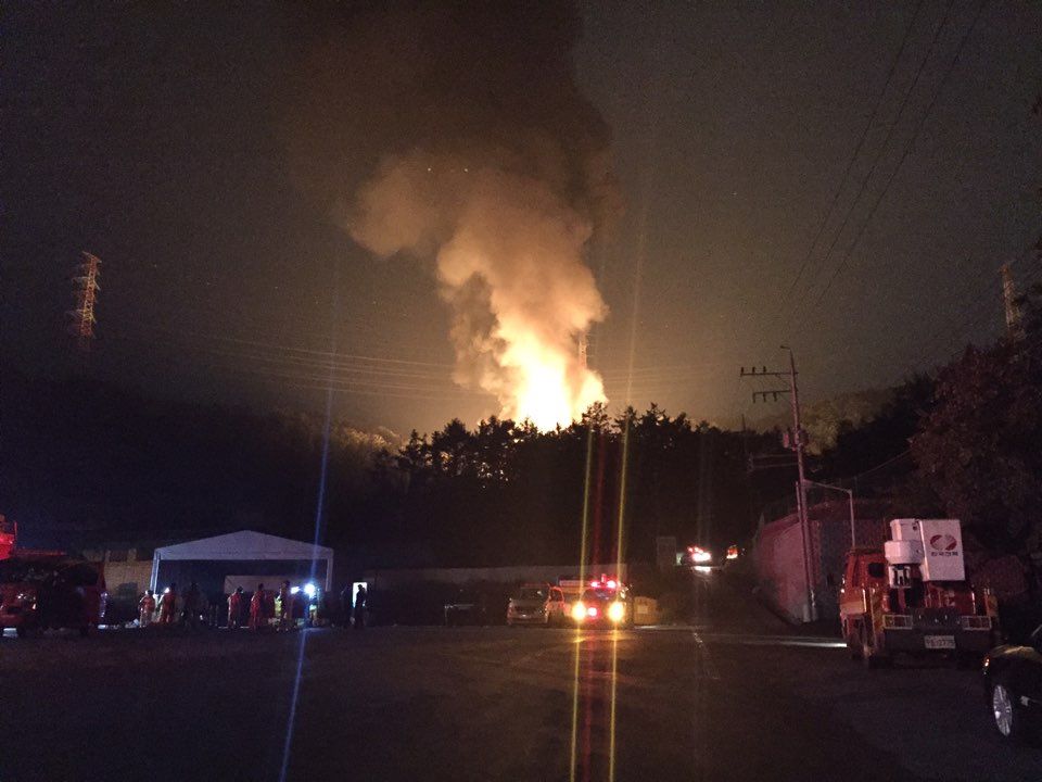７日午後、京畿道龍仁市慕賢面のある油類保管倉庫で火災が発生し、火柱が上がっている。（写真＝京畿道災難安全本部）