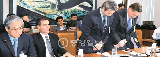 ＢＭＷコリア社長、メルセデスベンツコリア社長、ＶＷコリア社長とアウディコリア社長（写真左から）が８日、国会で開かれた国土交通部総合監査に証人として出席した。この日トーマス・クールＶＷコリア社長はディーゼル車排ガス操作スキャンダルについて議員からの叱責があふれると腰を９０度曲げる挨拶をした後「顧客の信頼を損ねた点について謝罪の言葉を申し上げる」と話した。