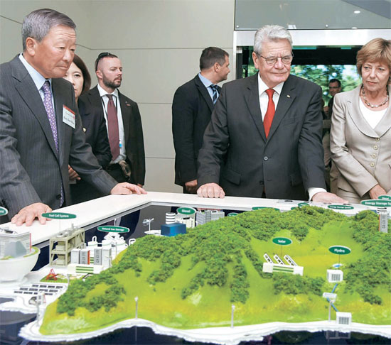 １４日、京畿道坡州市のＬＧディスプレイ坡州工場でヨアヒム・ガウク独大統領に具本茂ＬＧ会長がＬＧの独自技術で作ったエネルギー自立島ソリューションを紹介している。（写真提供＝ＬＧ）