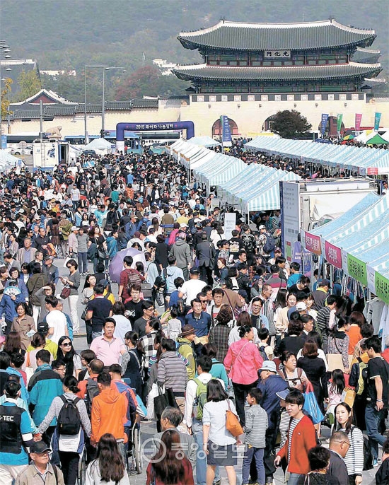 １８日、ソウル光化門広場で「第１１回ウィアジャ分け合い市場」が行われ、２０万人の人々で賑わった。