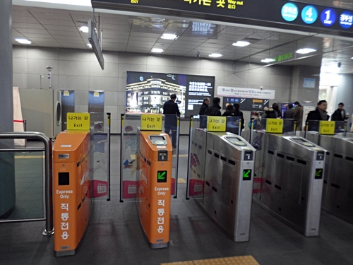 オレンジ色のソウル駅空港鉄道直通列車改札口