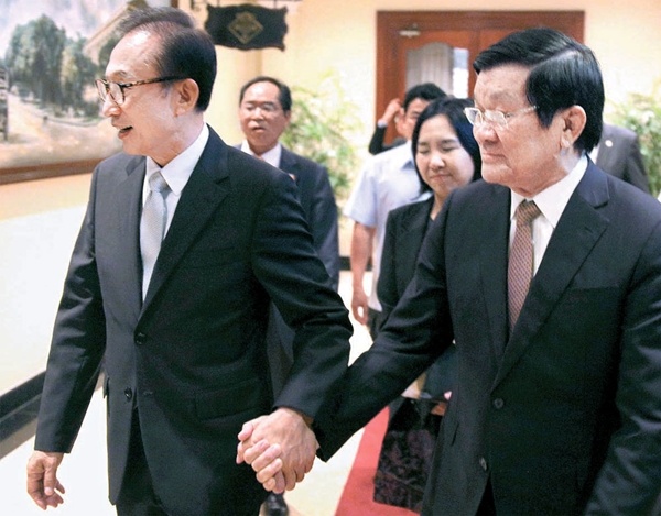 李明博前大統領（左）とベトナムのチュオン・タン・サン国家主席（写真＝李明博前大統領事務室）