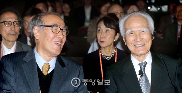 李洪九（イ・ホング）元首相（左）と村山富市元首相は２９日の世界平和会議で、「韓日中首脳会談が韓半島統一のための国際体制構築につながるべき」と述べた。