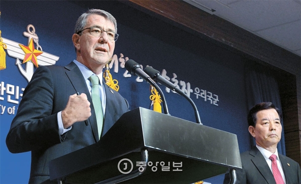 国防部の韓民求長官（右）とカーター米国防長官が２日、ソウルの国防部で開かれた第４７回韓米安保協議会議（ＳＣＭ）で１６項目の共同声明を採択した。両長官は北朝鮮が核関連プログラムをすべて中止し、完全に放棄しなければなければならないと促した。共同記者会見でカーター長官が会議結果を説明している。