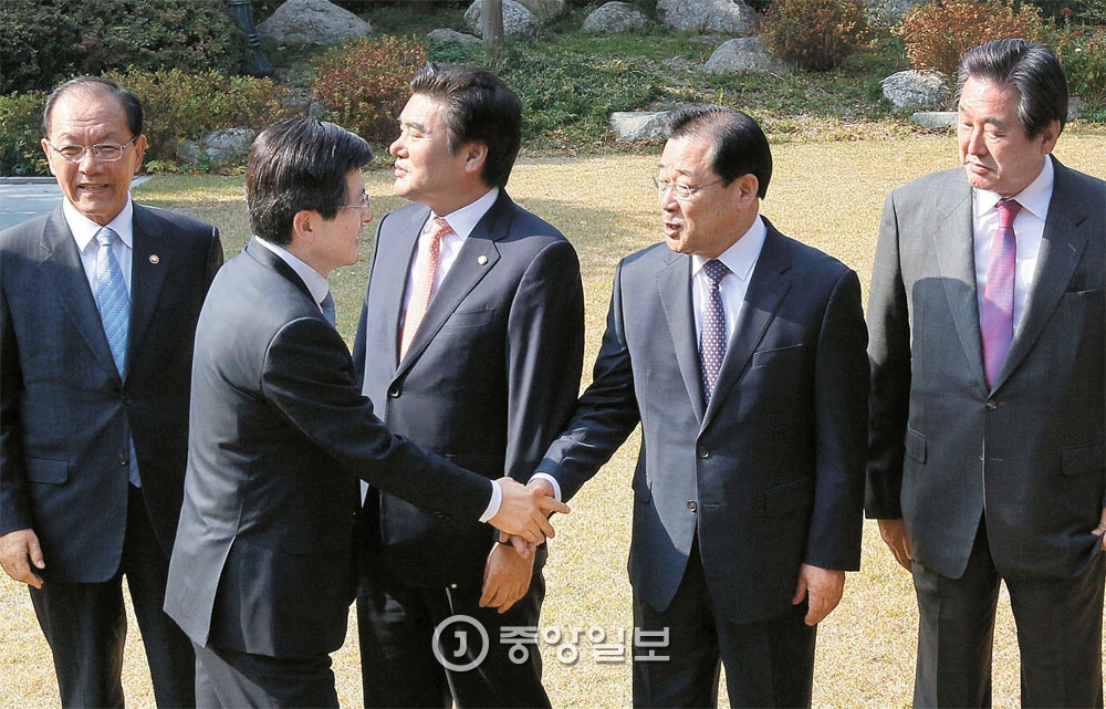 党・政・青協議会が３日、ソウル三清洞（サムチョンドン）首相公館で開かれた。黄教安首相は「経済活性化法案と労働改革法案が速やかに通過し、経済の早期回復に向けて総力を挙げなければいけない」と述べた。左から黄祐呂教育部長官、黄首相、元裕哲セヌリ党院内代表、李丙ギ大統領秘書室長、金武星セヌリ党代表。
