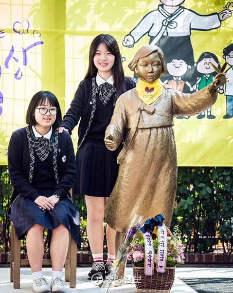 高校生がソウル中区貞洞（チュング・チョンドン）のフランシスコ教育会館の前に日本軍の慰安婦被害女性のための「平和の少女像」を作った。少女像建設を主導した梨花（イファ）女子高２年ユン・ソジョン（写真左）・クォン・ヨンソさん。