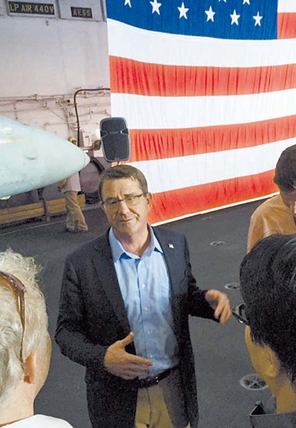 カーター米国防長官が５日、南シナ海で航海中の原子力空母セオドア・ルーズベルトに乗り、「米国は持続的に（南シナ海で）役割をするだろう」と話した。これに対し中国外交部が強く反発した。（写真＝米星条旗新聞）