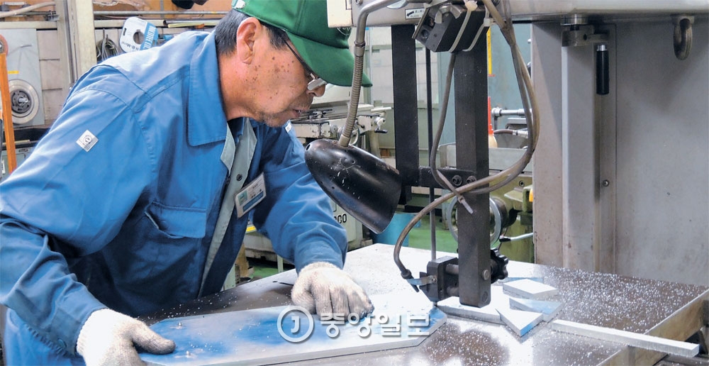 先月５日、日本の金属部品会社「加藤製作所」の工場で今年３年目になる６０代の「シルバー（Ｓｉｌｖｅｒ）」従業員が機械で金属の判型を削り出す作業をしている。彼の妻もここで働いている。