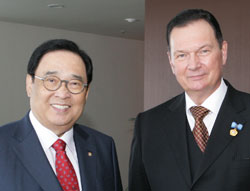 ロシア極東連邦大のクリロフ副総長が３日、韓国学専攻学生後援のために訪問した李世雄（イ・セウン）ソウルサイバー大理事長（左）に会った。（写真＝ソウルサイバー大）
