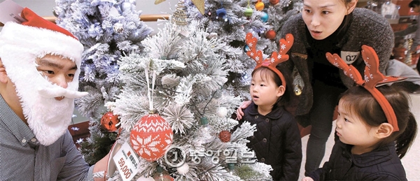 ９日、韓国の大手スーパー「イーマート」に登場した各種クリスマスツリー。