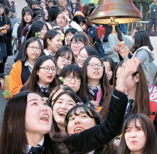 １１日、２０１６学年度修学能力試験を控えた光州広域市の雪月女子高等学校３年生の受験生たちが高得点を祈って「ゴールデンベル」を鳴らしている。