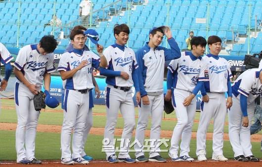 ２０１５ＷＢＳＣプレミア１２予選ラウンドＢ組の大韓民国－ベネズエラ戦が１２日午後、台湾桃園球場で行われた。大韓民国が１３対２で７回コールド勝ちした。試合後、選手が応援に来た韓国のファンにあいさつしている。