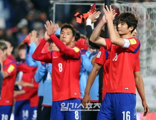 シュティーリケ監督が率いるサッカー韓国代表が１２日、水原でミャンマーとロシアＷ杯アジア地域２次予選Ｇ組第５戦を行った。韓国選手が４－０で勝った後、ファンにあいさつしている。