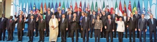 写真＝１５日午後（現地時間）、２０カ国・地域（Ｇ２０）首脳会議が開催されたトルコ・アンタルヤで、各国首脳が団体記念撮影をした。最前列右から４人目が朴大統領。