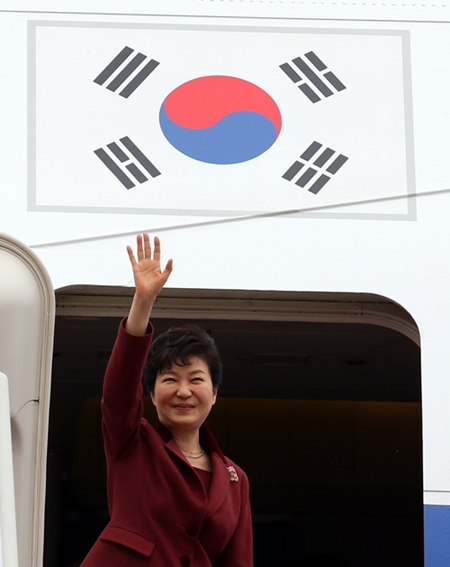 １４日午後、朴槿恵大統領がＧ２０サミット、アジア太平洋経済協力（ＡＰＥＣ）、東南アジア諸国連合（ＡＳＥＡＮ）首脳会議参加のためにソウル空港から出発している。（写真＝青瓦台写真記者団）
