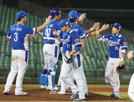 １６日午後、台湾台中インターコンチネンタル球場で韓国がキューバを７－２で降し、準決勝進出を決めた。試合後、選手が勝利を祝っている。