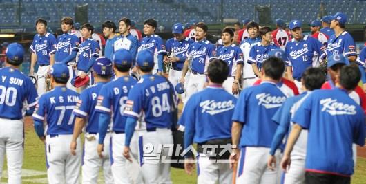 １６日午後、台湾台中インターコンチネンタル球場で韓国がキューバを７－２で破り、準決勝進出を決めた。試合後、韓国代表チームが観衆に向かって挨拶している。韓国野球代表は１８日に日本に移動し、１９日に東京ドームで日本代表と準決勝を行う。