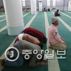 イスラム信徒が１６日午後、ソウル漢南洞（ハンナムドン）のイスラム教ソウル中央聖院で礼拝を行っていた。