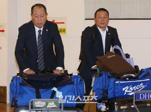 韓国代表が日本代表とのプレミア１２準決勝のため１８日、東京入りした。羽田空港に到着した金寅植監督（左）。