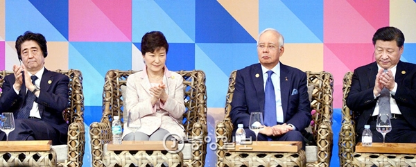 朴槿恵大統領が１８日、フィリピンのマニラで開かれたＡＰＥＣビジネス諮問委員会（ＡＢＡＣ）との対話に参加した。朴大統領は会議後、アジア太平洋自由貿易圏（ＦＴＡＡＰ）実現案などを主題に習近平中国国家主席らと会議をした。左から日本の安倍晋三首相、朴大統領、マレーシアのナジブ首相、習主席。