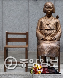 在韓日本大使館の前に設置された少女像。（写真＝中央フォト）