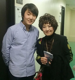２１日公演後、控室で会ったチョ・ソンジンと中村紘子氏。