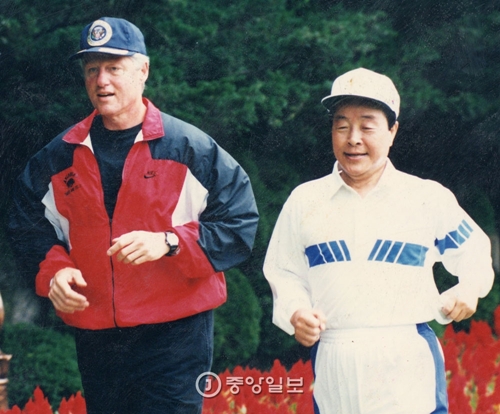 １９９３年７月１１日、金泳三大統領が訪韓中のビル・クリントン米大統領（いずれも当時）とともに青瓦台でジョギングをしている。当時金大統領は米朝会談に対し強い懸念を伝えた。（中央フォト）