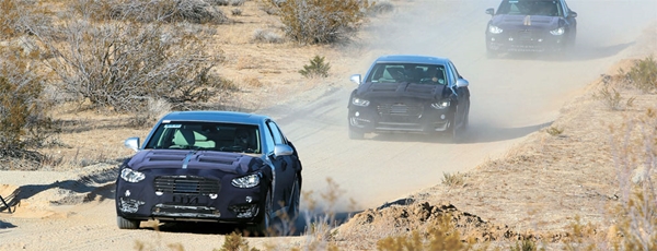 １７日（現地時間）、米モハベ砂漠にある現代車カリフォルニア走行試験場を走る、カバーで覆われたジェネシスＥＱ９００。現代車は今年、ＥＱ９００試験車２０台を１６万キロ以上ずつ走行させ、性能を高めた。（写真＝現代車）