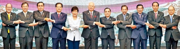 朴大統領とナジブ・ラザク・マレーシア首相（真ん中）など韓国とＡＳＥＡＮ首脳が２２日、マレーシアのクアラルンプールで開催された韓・ＡＳＥＡＮ首脳会議で記念撮影している。