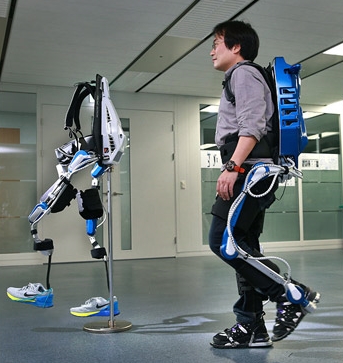現代（ヒョンデ）・起亜車中央研究所の人間便宜研究チームの研究員が「医療型」歩行補助着用ロボットを直接着用した様子（写真＝現代起亜自動車）