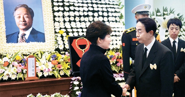 朴槿恵（パク・クネ）大統領が２３日午後、ソウル大学病院の葬儀場に整えられた故・金泳三（キム・ヨンサム）元大統領の葬儀室を訪れ弔問した後、次男の賢哲（ヒョンチョル）氏にお悔やみの言葉をかけた。賢哲氏は朴大統領に「大統領が訪ねて下さり感謝する」と挨拶をした。朴大統領はこの日午前、主要２０カ国（Ｇ２０）首脳会議など７泊１０日間の海外歴訪日程を終えて帰国した。（写真＝青瓦台写真記者団）