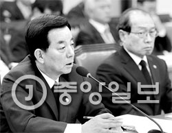 韓民求国防部長官（左）とチャン・ミョンジン防衛事業庁長が２５日、国会国防委員会の会議で韓国型戦闘機（ＫＦ－Ｘ）事業について答えている。